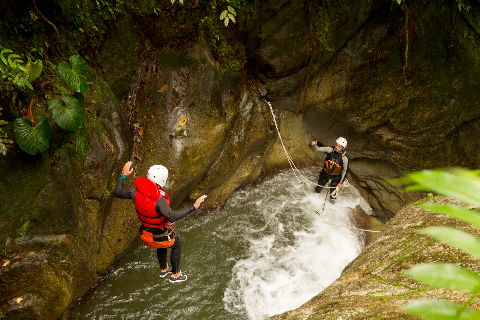 Zelo adrenalinski in pa zabaven šport za poskusiti je kanjoning
